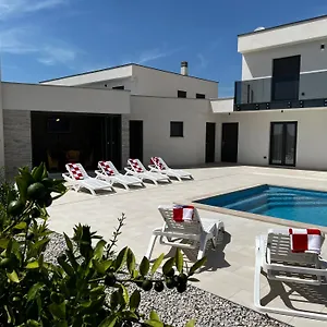 Mare - Modern With Swimming Pool And Jacuzzi , Pula Kroatien